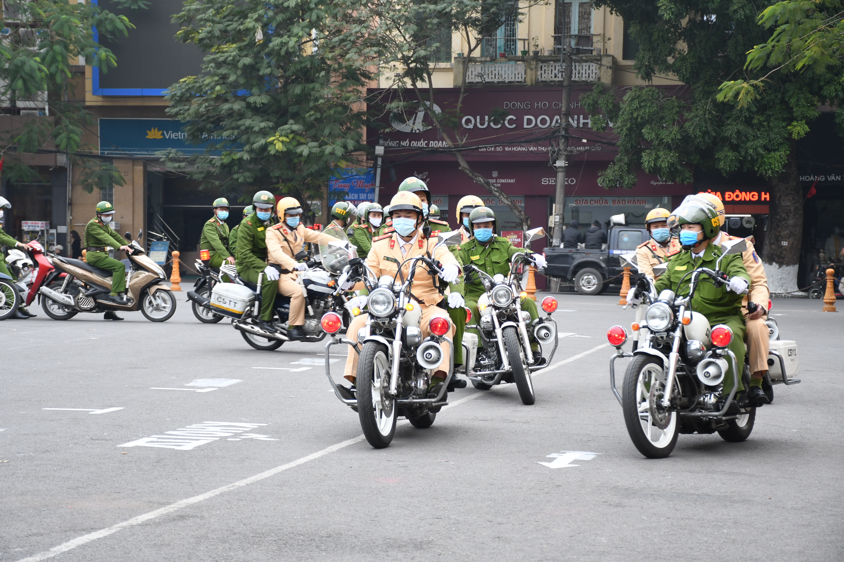 Đội CSGT-TT Công an quận Hồng Bàng: Phạt vi phạm hành chính 12 đối tượng vi phạm trật tự an toàn giao thông trong lễ giao quân năm 2021